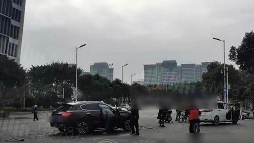 百万豪车撞国产车视频,豪车受损严重，国产车却毫发无损！