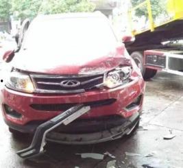 百万豪车撞国产车视频,豪车受损严重，国产车却毫发无损！